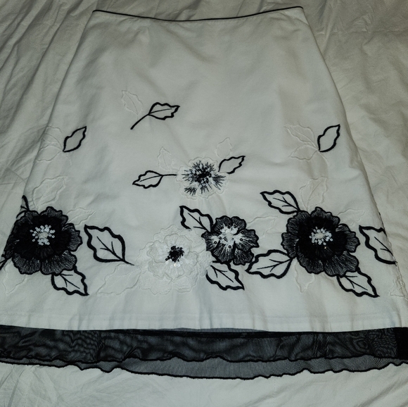 Bianca Nygard black and white skirt with sequined flower applicaes size 14 - Picture 6 of 13